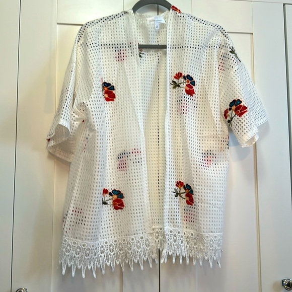 White Mesh Open Front Accent Top With Floral Embroidery Sz MED NEW! - Picture 3 of 9